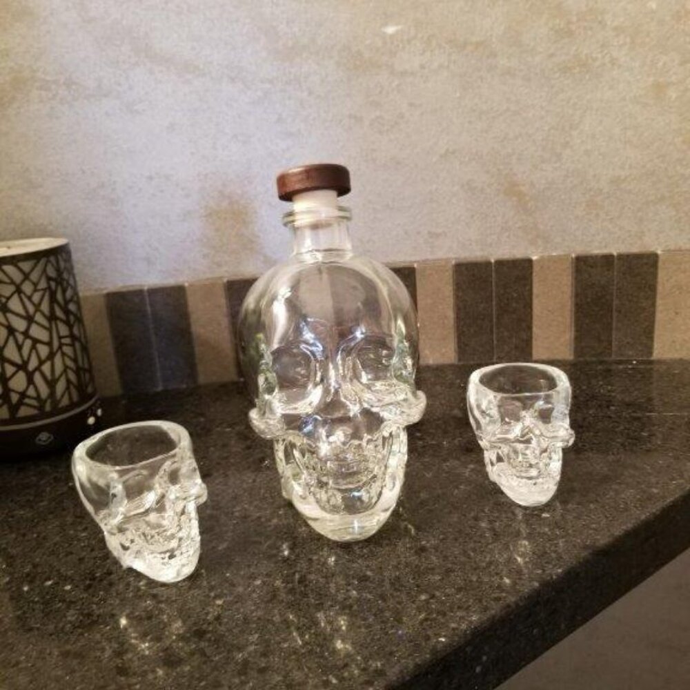 Skull decanter glass bottle with cork stopper  and 2 shot glasses - Picture 2 of 4